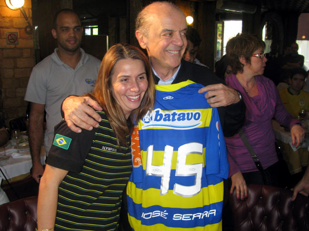 Acompanhado de uma chinoca pelotense, Serra apresenta a nova camisa do time xavante